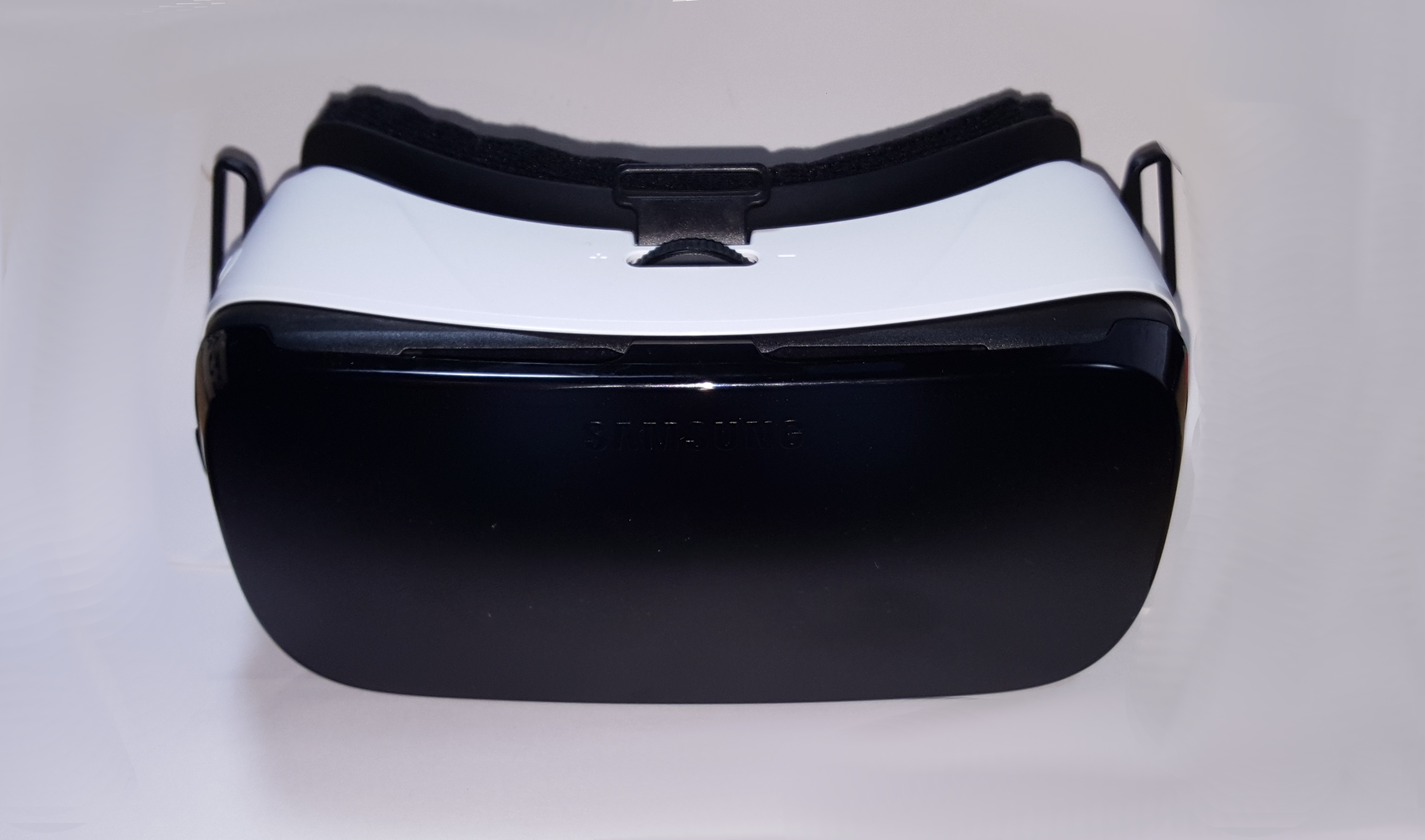 FiiT VR 2S with its straps. (Image courtesy FiiT VR.)