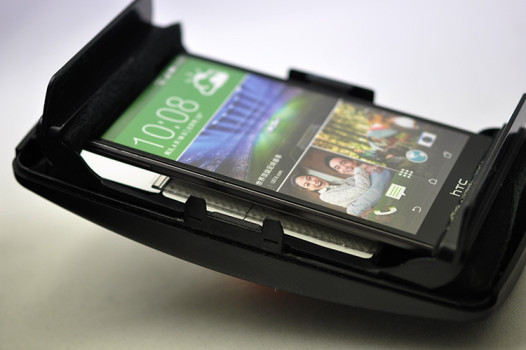 The UnicornVR's smartphone tray is a snug fit. (Image courtesy UnicornVR.)