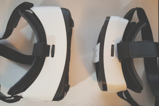 That Samsung Gear VR. on the left, is quite a bit wider than the DeePoon V3. But otherwise, the overall style is very similar.